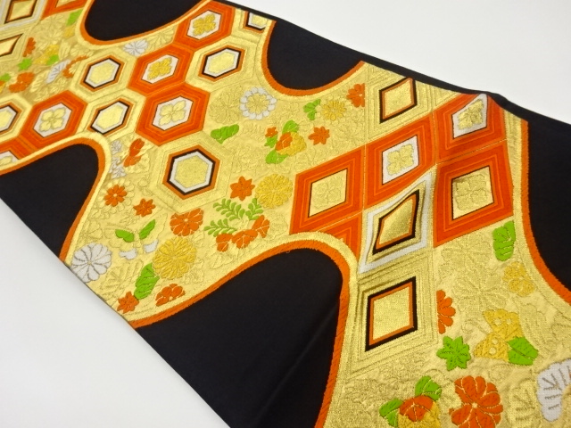 リサイクル　子持ち亀甲に花菱・蝶・花々模様織出し袋帯